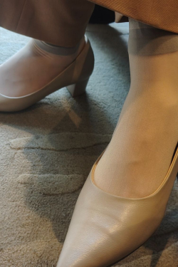 4k 地产销售短丝超近距离高清实录玩鞋 看清丝袜纹路 3min