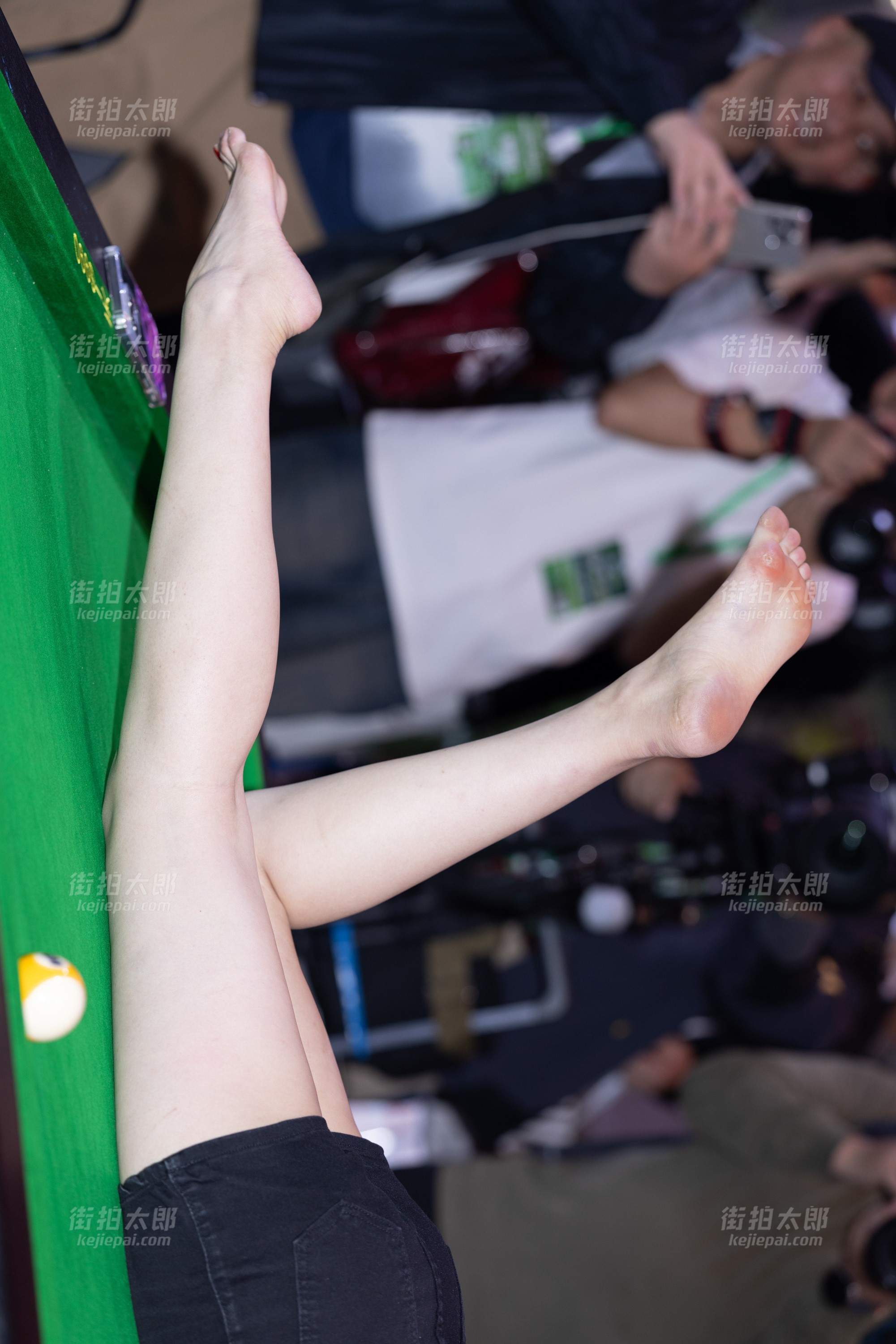 LB138-129P 杭州台球展-光脚丫子的美胸模特文鸳