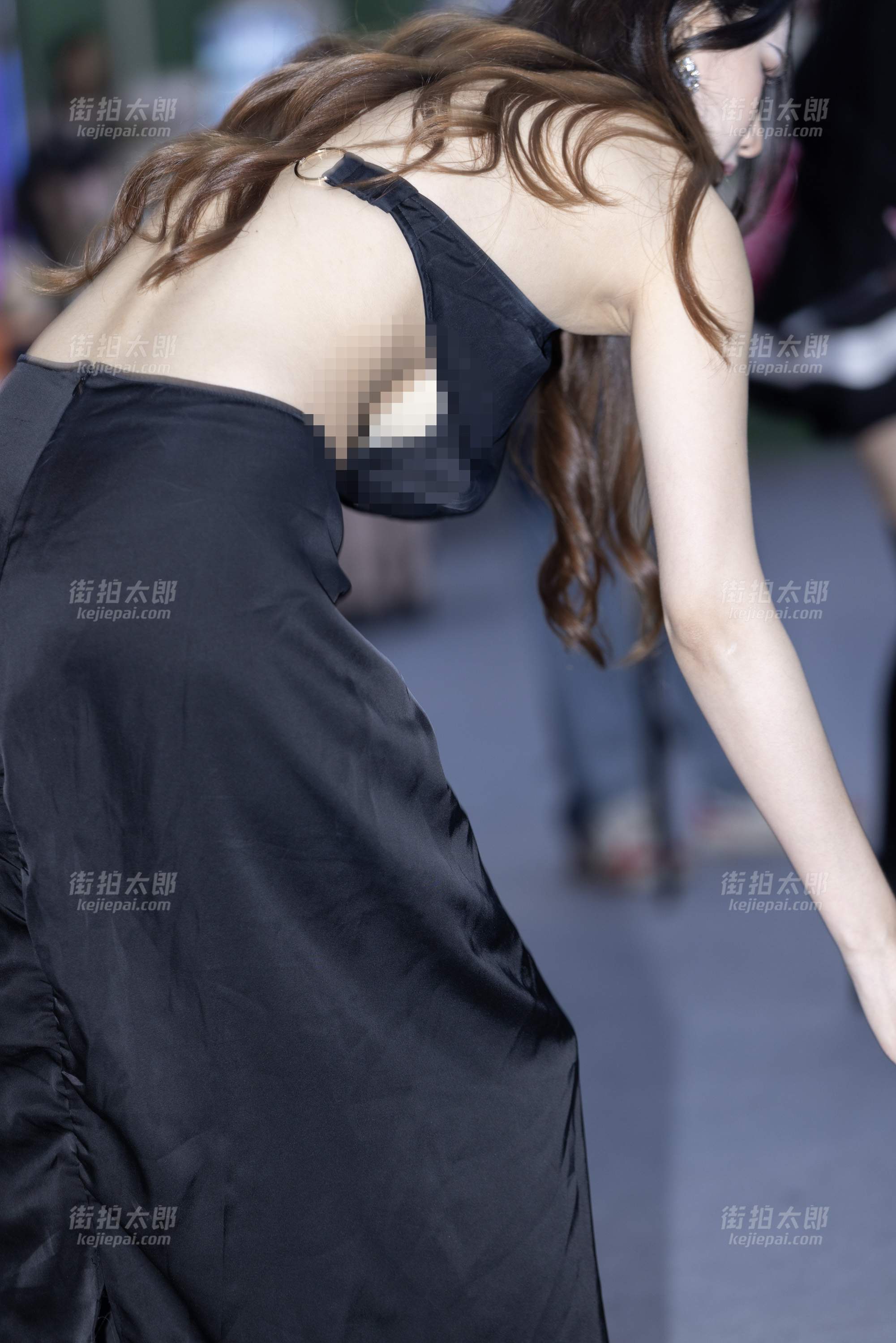 LB144-100P 杭州台球展-网红车模Nina穿这样打台球不怕走光吗