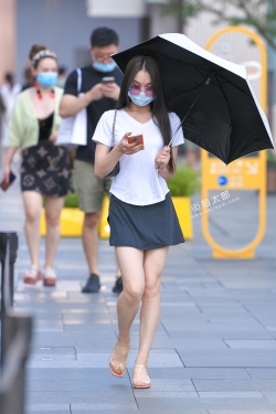 打伞黑短裙 21-07-31-75P2