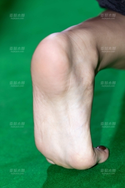 LB227-105P 躺在台球桌上的小婷婷狂秀脚底板【套图+视频】