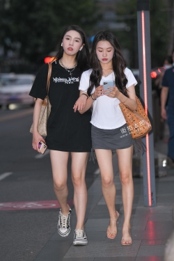 短裙闺蜜 21-08-30-36P