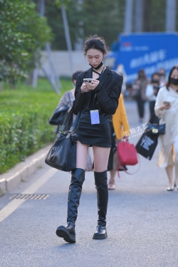 短裙皮靴长腿美女 21-10-26-69P