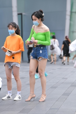绿衣热裤高跟 21-08-07-182P