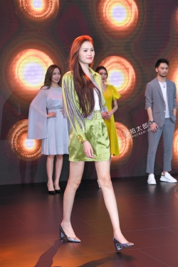 绿衣长腿模特 21-07-20-36P