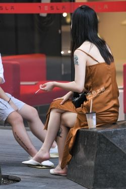 吊带裙美女坐姿 21-08-03-32P