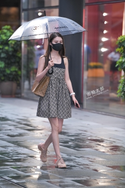 打伞短裙美女 21-08-04-58P