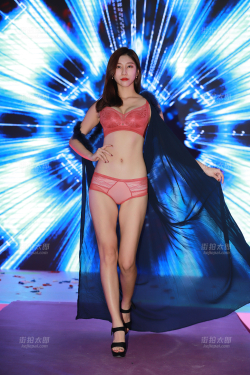 美女模特内衣表演199P+单反视频50秒