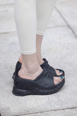 LB198-239P 成都车展-175百万网红车模粥粥酱紧致瑜伽裤美脚